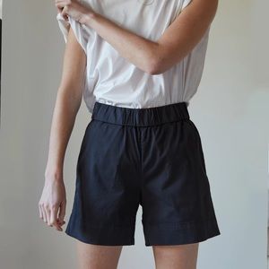 Everlane Easy short in Washed Black